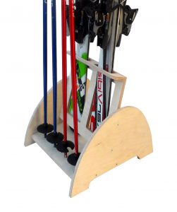 Stojany a držiaky na lyže, ktoré chránia všetky lyže a paličky pred poškriabaním.