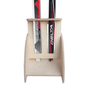 Stojan, držiak na dva páry bežeckých lyží, ktorý chráni Vaše lyže a šetrí priestor vo Vašej domácnosti.