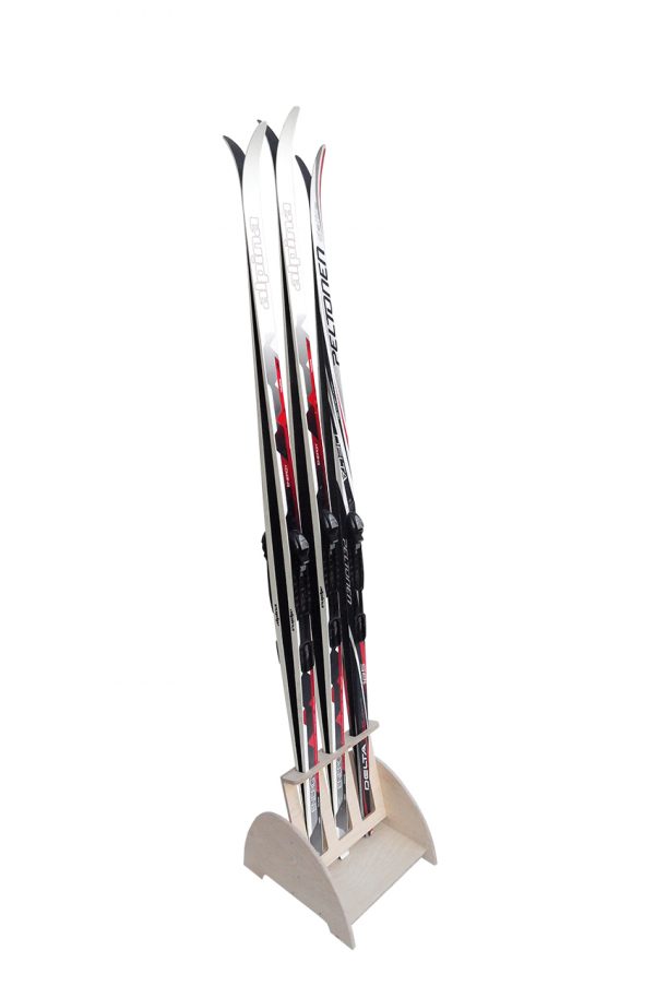 Stojan, držiak na tri páry bežeckých lyží, ktorý chráni Vaše lyže a šetrí priestor vo Vašej domácnosti.