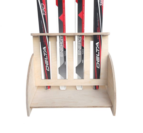 Stojan, držiak na štyri páry bežeckých lyží, ktorý chráni Vaše lyže a šetrí priestor vo Vašej domácnosti.