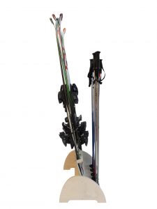 Stojan, držiak na tri páry lyží, ktorý chráni Vaše lyže a šetrí priestor vo Vašej domácnosti.