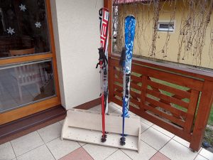 Stojany na lyže v rôznych veľkostiach pre penzióny.